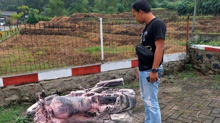 Motor Suzuki Thunder terbakar di SPBU Desa Nglebeng, Kecamatan Panggul, Kabupaten Trenggalek, Jawa Timur, Minggu (24/11/2024).