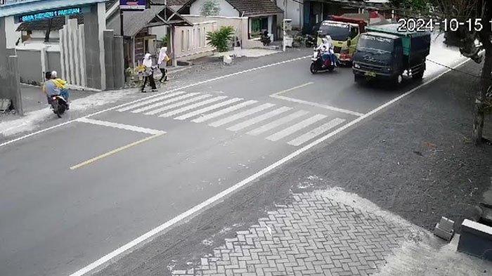 Motor yang dikendarai dua pelajar SMA tertabrak truk saat hendak menyeberang, di Jalan Raya Condro, Kecamatan Pasirian, Lumajang, Selasa (15/10/2024).