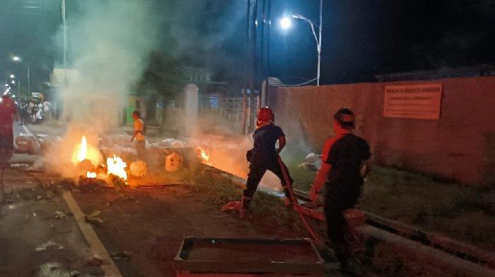 Muatan pakan burung berupa jangkrik dan ulat terbakar di Ponorogo. Kebakaran ini di Jalan Raya Ponorogo, Kecamatan Babadan, Kabupaten Ponorogo, Sabtu (15/6/2024).