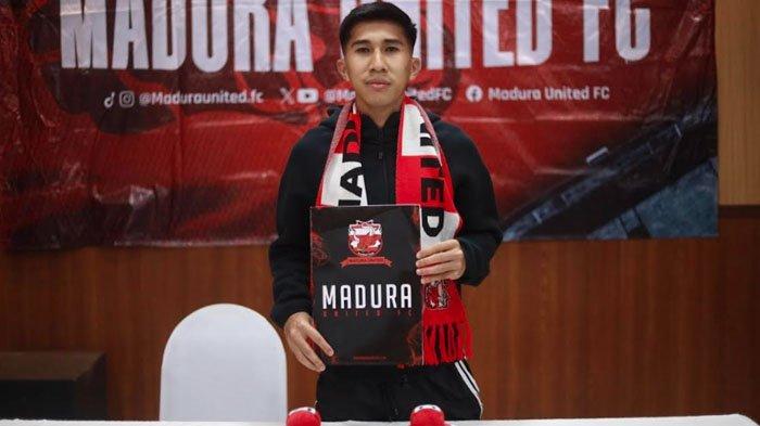 KONTRAK DIPERPANJANG - Muhammad Taufany setelah penandatanganan kontrak dengan Madura United untuk musim 2025/2026, Senin (9/6/2025). Pemain itu awalnya didatangkan di awal kompetisi musim 2024/2025 dari Borneo FC dengan status pinjaman.