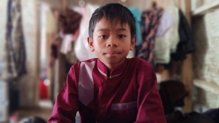 Muiz (12) yang masih duduk di bangku kelas 6 Sekolah Dasar rela menghabiskan masa kecilnya dengan berjualan cakue demi membantu kebutuhan sehari-hari di Garut.