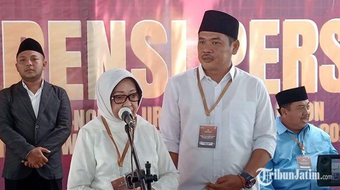 Pasangan Calon Nomor Urut 1 Mundjidah Wahab dan Sumrambah saat Konferensi Pers di KPU Jombang, pada Senin (23/9/2024)