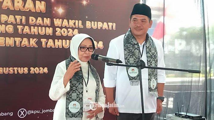 Mundjidah-Sumrambah saat Konferensi Pers dengan awak media usai mengantar berkas pendaftaran Cabup dan Wabup ke KPU Jombang.