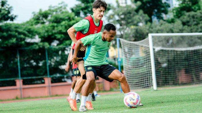 NAIKKAN MENTAL - Oktafianus Fernando (menguasai bola) saat menjalani latihan tim di Lapangan Thor, Surabaya. Persiapan menghadapi Persis Solo, Jumat (7/2/2025) mendatang.