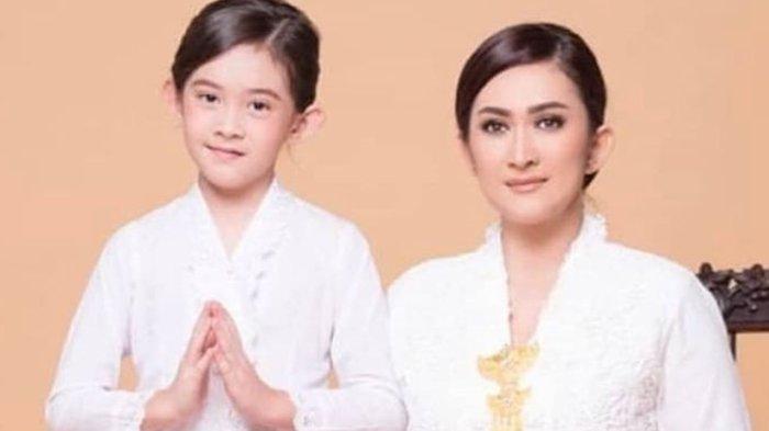 Nafa Urbach mengaku sering mendapat pertanyaan dari sang buah hati, Mikhaela tentang kehidupan asmaranya.