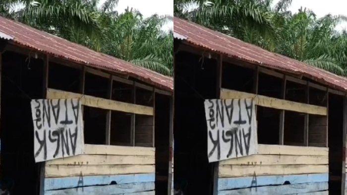 SEKOLAH MIRIP KANDANG - Bangunan sekolah kelas jauh SMA Negeri 4 Kota Dumai, Riau, Rabu (19/3/2025). Kondisi sekolah ini miris dan tak layak. Gubernur Riau bungkam saat dimintai tanggapan.