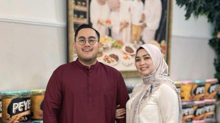 MENIKAH - Momen Nassar dan ipar Syahrini, Lala Nurlela foto bersama. Nassar terang-terangan ingin menikahi Lala Nurlela.