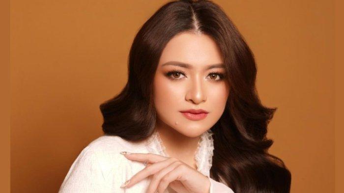 Potret Nathalie Holscher yang belakangan ini memutuskan melepas hijab. 