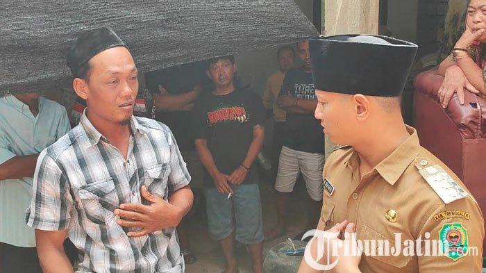 Nelayan Prigi yang selamat usai perahunya terbalik, Imam Solikin (kiri) saat dibesuk Bupati Trenggalek, Mochamad Nur Arifin di rumahnya di Desa Tasikmadu, Kecamatan Watulimo, Trenggalek, Selasa (8/8/2023). 