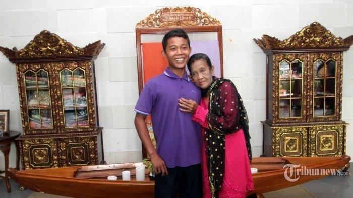 Nenek Rohaya viral karena dinikahi pemuda lebih muda darinya yang bernama Slamet. Kini nenek Rohaya dikabarkan meninggal dunia pada Rabu (6/9/2023).