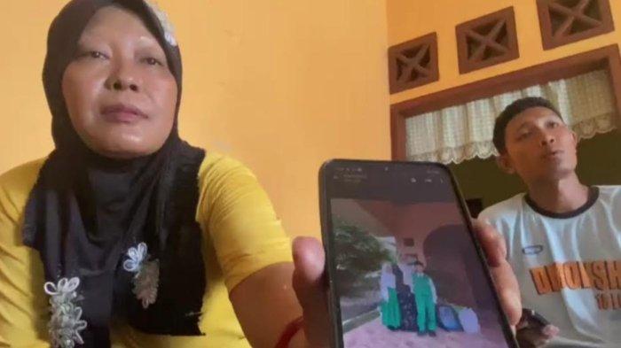 Nenek korban dan paman korban menunjukkan foto korban (kanan) di layar ponsel di Blitar, Jumat (27/9/2024). 