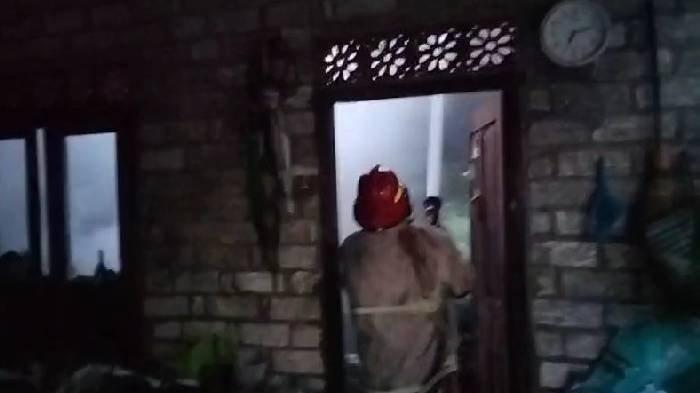 Petugas berjibaku memadamkan api di rumah Aisyah Desa Lowayu, Kecamatan Dukun, Kabupaten Gresik, Selasa (3/12/2024) dalam artikel berjudul 'Niat Hati Usir Nyamuk, Lansia di Gresik Malah Bikin Rumahnya Ludes Terbakar'