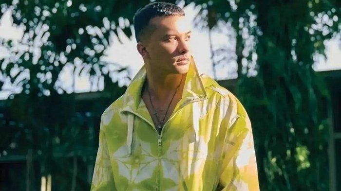 Yuk kenalan lebih dekat dengan Nicholas Saputra, aktor berwajah tampan yang langsung terkenal berkat perannya sebagai Rangga di film remaja hits 'Ada Apa Dengan Cinta?'.