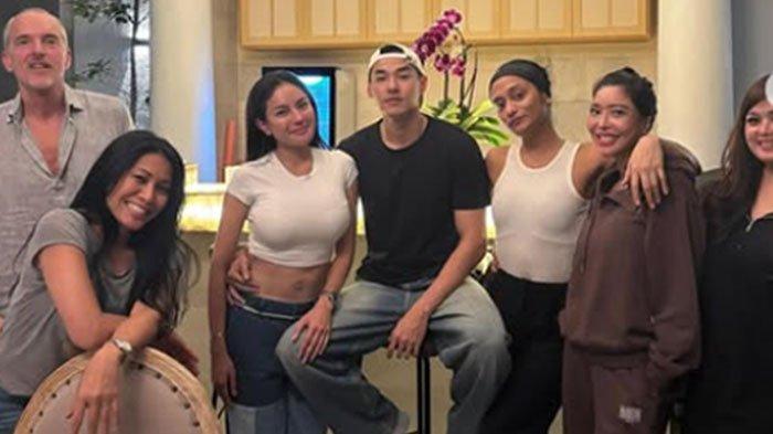 PUTUS - Foto Nikita Miirzani dengan Matthew Gilbert sebelum isu putus mencuat yang diposting di Instagram @nikitamirzanimawardi_172 pada 18 Desember 2024. Kini Nikita Mirzani buka suara terkait hubungan asmaranya, Minggu (2/2/2025).