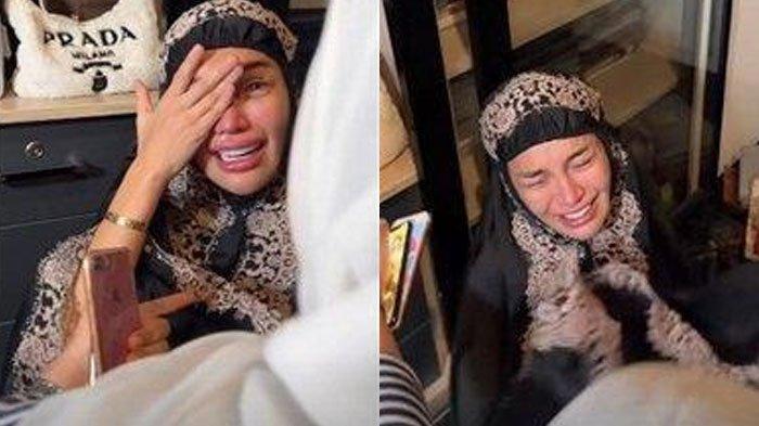 Nikita Mirzani berderai air mata di atas sajadah saat perayaan ulang tahun ke-38.