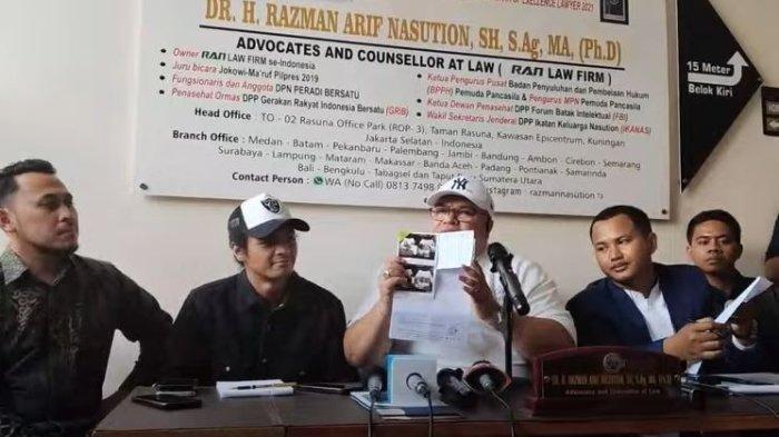 Pengacara Vadel Badjideh, Razman Nasution menunjukkan foto hasil USG Laura Meizani alias Lolly.