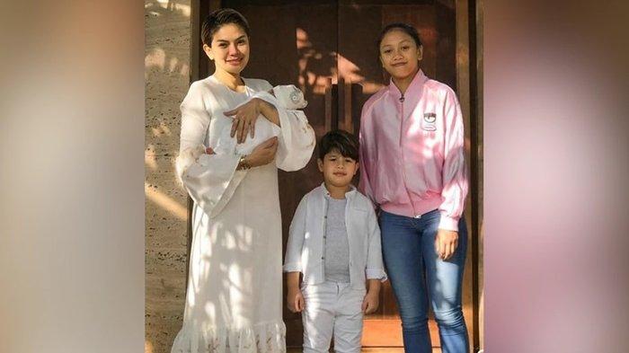 Nikita Mirzani merayakan ulang tahunnya yang ke-38 pada hari Minggu (17/3/2024). Melalui unggahan InstaStory miliknya, Lolly rupanya masih tetap mengucapkan selamat ulang tahun untuk sang ibu.