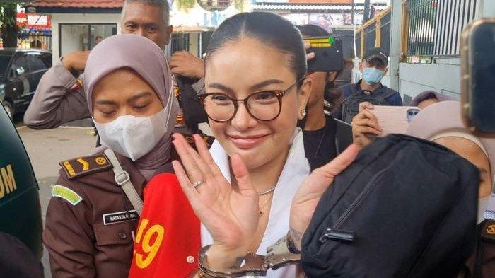 TANGIS NIKITA MIRZANI - Nikita Mirzani tiba di Pengadilan Negeri Jakarta Selatan, Selasa (24/6/2025). Nikita Mirzani menangis saat kuasa hukumnya membacakaan nota ekspesi. Diketahui artis cantik ini tengah berurusan dengan hukum akibat kasus dugaan pemerasan, pengancaman, serta tindak pidana pencucian uang (TPPU) yang dilaporkan oleh Reza Gladys.