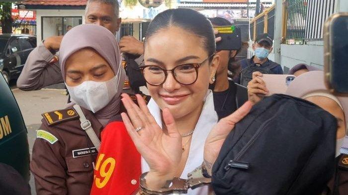 NIKITA MIRZANI NGAMUK - Nikita Mirzani tiba di Pengadilan Negeri Jakarta Selatan, Selasa (24/6/2025). Nikita Mirzani mengamuk lantaran isi dakwaan JPU banyak yang dipotong-potong.