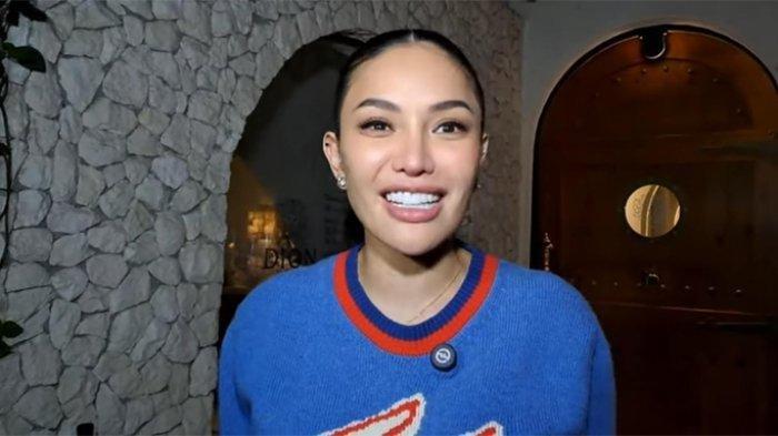 NIKITA MIRZANI HAMIL - Nikita Mirzani umumkan hamil tiga bulan. Si artis cantik tak peduli siapa sosok ayah bayi dalam kandungannya.

