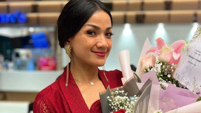 Nirina Zubir, artis cantik dulu tampil tomboi kini berubah feminin.