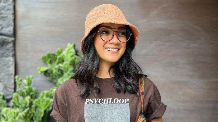 BURNOUT - Aktris Nirina Zubir mengaku burnout selama dua bulan. Ia bahkan ogah mandi hingga tolak ketemua orang, Senin (23/6/2025).