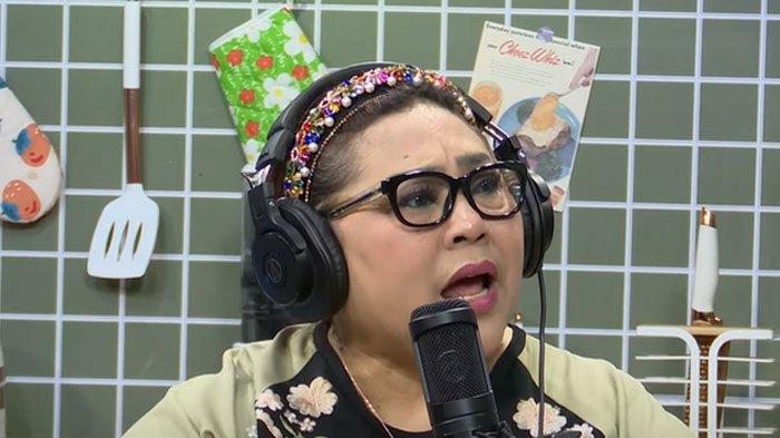 PERNAH DISELINGKUHI - Komedian Nunung saat menjadi bintang tamu podcast di kanal YouTube SL Media, Minggu (18/5/2025). Nunung mengaku pernah diselingkuhi suaminya, Iyan Sambiran di usia pernikahan ke lima tahun.