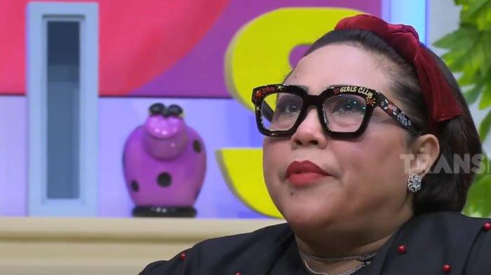 Pelawak Nunung mengaku tidak peduli dirinya dianggap lebay atau bipolar karena meminta perhatian keluarga. Menurutnya semua orang ketika menginjak usia tua akan mengalami hal tersebut.