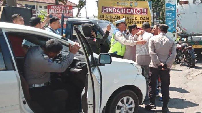 Oknum calo menggeruduk Satpas Singosari untuk melakukan orasi, Senin (18/12/2023) mereka melakukan aksi karena dilarang beraktivitas di area satpas