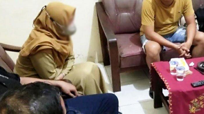 Oknum wanita ASN Pemkab Mojokerto tertunduk lesu saat mediasi di Balai Desa Sambiroto usai kepergok suami diduga selingkuh dengan rekan kerja tenaga honorer.