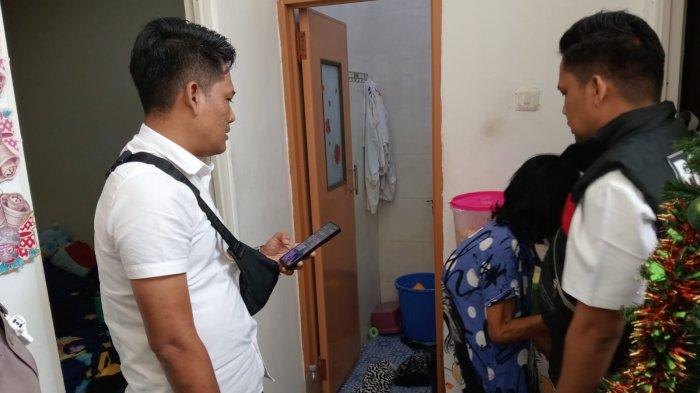 Olah TKP di rumah korban di Perum De Naila Driyorejo, Gresik, Senin (6/1/2025) siang.