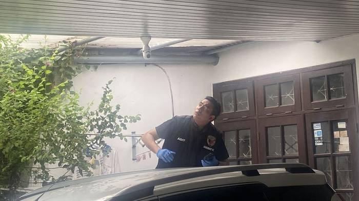 Jajaran Polres Metro Jakarta Selatan menggelar olah Tempat Kejadian Perkara (TKP) kasus remaja, MAS (14) yang membunuh ayah dan nenek, APW (40) dan RM (60) di kediaman mereka di Perumahan Taman Bona Indah, Blok B6, RT 8 RW 6, Lebak Bulus, Jakarta Selatan, Sabtu (30/11/2024) sekitar pukul 01.00 WIB.
