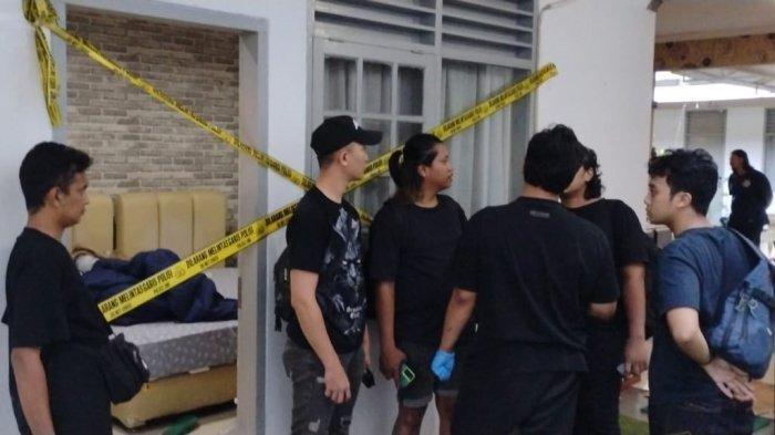 DIPLOMAT TEWAS - Polisi melakukan olah Tempat Kejadian Perkara (TKP) atas penemuan jasad diplomat muda Kementerian Luar Negeri RI (Kemlu) berinisial ADP (39) di Indekos kawasan Gondangdia, Jalan Gondangdia Kecil, Menteng, Jakarta Pusat, Selasa (8/7/2025). Garis polisi dipasang di depan kamar Indekos Gondia yang ditempati ADP. Polisi melakukan olah TKP di kamar kos tempat ditemukannya jenazah Arya Daru Pangayunan, diplomat muda Kemenlu, di Menteng, Jakarta.