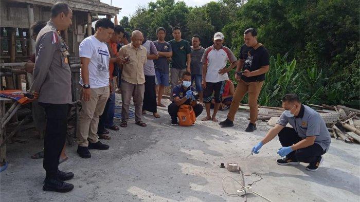 Olah TKP takmir mushola Al Hidayah, Sugiarto ditemukan meninggal dunia diduga tersengat arus listrik di lantai dua mushola Al Hidayah Ponorogo, Sabtu (28/12/2024)