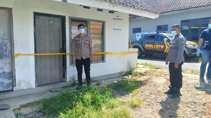 PENEMUAN JASAD : Polisi olah tempat kejadian perkara laki-laki tewas di kamar kos Desa/Kecamatan Kalisat Jember, Jawa Timur, Rabu (5/2/2025). Korban ditemukan dalam kondisi terlentang di lantai kamar kosnya di Desa/Kecamatan Kalisat Jember.