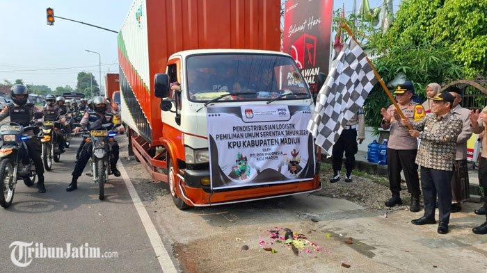 PJ Bupati Madiun Tontro Pahlawanto memberangkatkan logistik pilkada 2024, bersama Forkopimda, di Kantor KPU Kabupaten Madiun, Sabtu (23/11/2024)