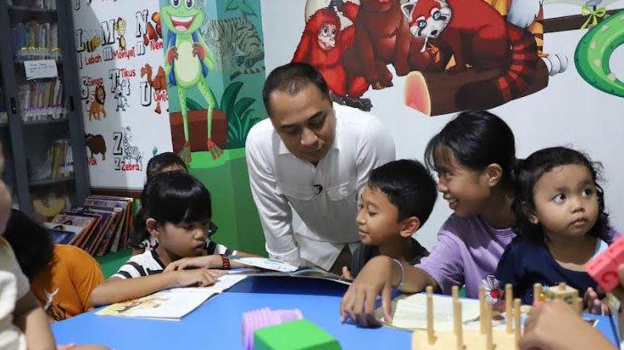 Wali Kota Surabaya Eri Cahyadi saat bersama siswa Surabaya dalam artikel PPDB SD di Surabaya Segera Dibuka, Siswa Umur 5,5 Tahun Bisa Daftar