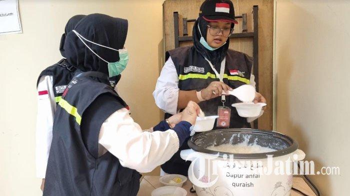 PPIH Arab Saudi 1444 H menyajikan menu bubur cinta lansia untuk jemaah haji Indonesia yang lansia, Minggu (25/6/2023).