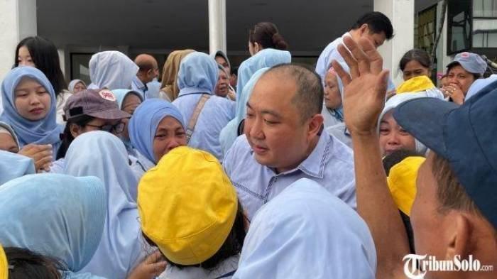 PENUH HARU - Isak tangis iringi pertemuan antara Direktur Utama PT Sri Rejeki Isman Tbk (SRITEX), Iwan Kurniawan Lukminto (Wawan) dengan ribuan buruh di hari terakhir bekerja pada Jumat (28/2/2025). Satu hari sebelum PT Sritex resmi ditutup permanen pemilik PT Sritex menyempatkan waktu bertemu dengan ribuan buruh.