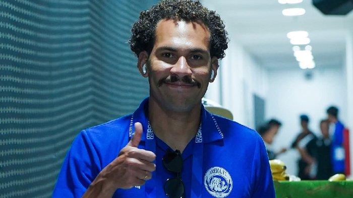 PROYEKSI - Pablo Oliveira saat berseragam Arema FC pada Liga 1 2024/2025. Pablo Oliveira masuk dalam proyeksi Arema FC untuk menatap kompetisi musim 2025/2026, Sabtu (28/6/2025).