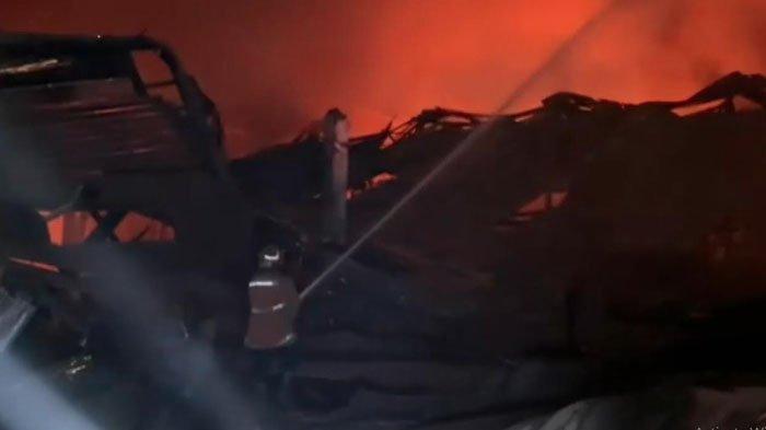 Pabrik styrofoam PT Sentral Harapan di Gresik, Jawa Timur, ludes dilalap si jago merah, Rabu (16/10/2024) malam. Kurang lebih selama delapan jam api berkobar melahap bangunan yang terletak di Jalan Raya Kepatihan Industri, Menganti, Gresik, itu.