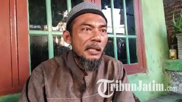 Paman ATS (20), Ashari (44) saat ditemui pada Sabtu (17/8/2024). ATS merupakan warga Sememi, Benowo, Surabaya, yang tewas setelah koma empat hari di rumah sakit (RS) usai menabrak tiang listrik karena panik dikejar-kejar gerombolan gangster bermotor.