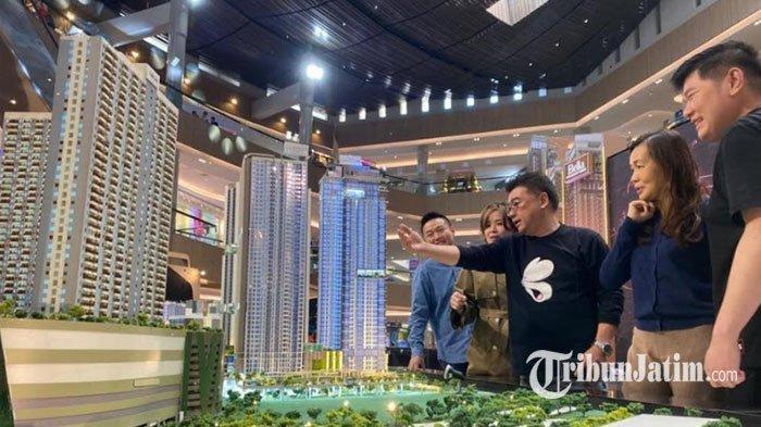 Dari kiri ke kanan: Hario Utomo General Manager Pakuwon Group bersama Liliani Harsono Head of Marketing Pakuwon Group, mendampingi Sutandi Purnomosidi Direktur Pakuwon Group dan Fenny Direktur Pakuwon Group serta Hendie Santoso GM Pakuwon Mall, saat meninjau pameran Pakuwon Group 40th Anniversary Grand Exhibition di Grand Atrium Pakuwon Mall, Surabaya, Rabu (4/10/2023).