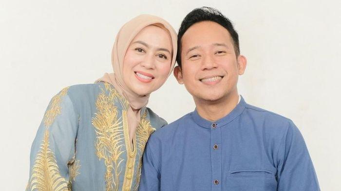 Denny Cagur dan istrinya.