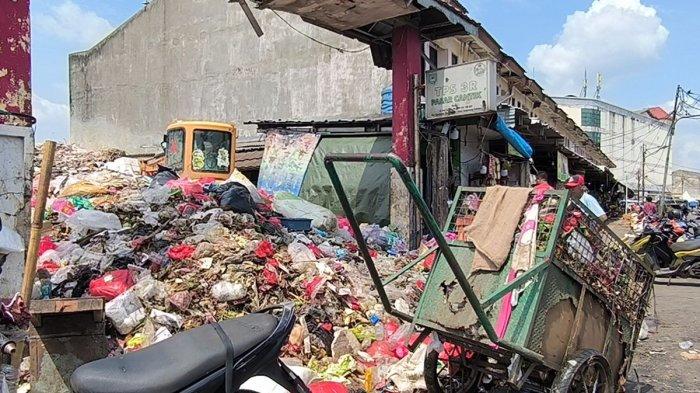 KASUS KORUPSI SAMPAH - Sampah di TPS3R Pasar Cantik, Ciputat, Tangerang Selatan kembali menumpuk hingga ke bahu jalan. Baru-baru ini Kejaksaan Tinggi Banten menyebut kerugian keuangan negara akibat dugaan korupsi pengangkutan dan pengelolaan sampah pada Dinas Lingkungan Hidup Kota Tangerang Selatan tahun 2024 sebesar Rp 21,6 miliar.