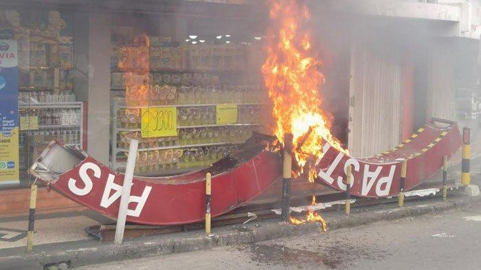 Papan reklame yang berada di depan Toko Avia, Kecamatan Klojen, Kota Malang, terbakar, Minggu (3/12/2023).