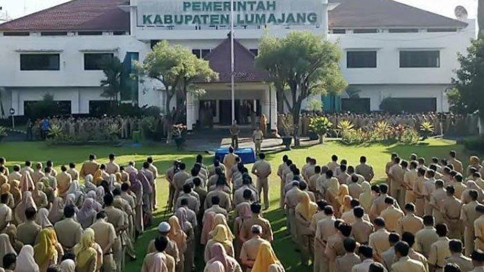 Para ASN dan pegawai honorer saat mengukuti apel pagi di halam Kantor Bupati Lumajang, pada Jumat (11/7/2023). Kini ratusan tenaga honorer resmi diberhentikan.