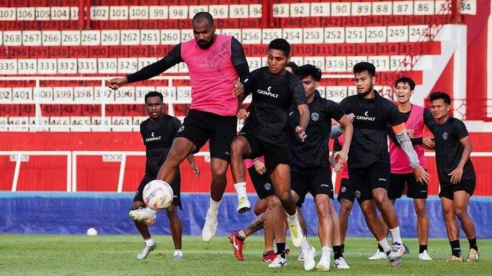 Para pemain Arema FC saat berlatih di Stadion Soepriadi Blitar pada Kamis (17/10/2024).