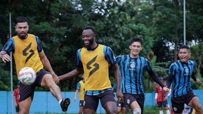 Para pemain Arema FC saat berlatih di lapangan ARG Soccer Field sebagai persiapan sebelum menghadapi Persita Tangerang di pekan 29 kompetisi Liga 1 2023/2024