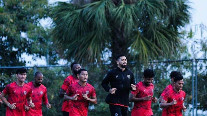 Para pemain Arema FC saat melakukan jogging dalam sesi latihan yang digelar di Lapangan Universitas Brawijaya Malang pada Jumat (8/11/2024).